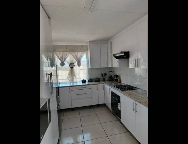 4 BEDROOM HOUSE FOR SALE IN LENASIA SOUTH